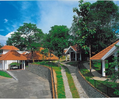 https://imgcld.yatra.com/ytimages/image/upload/t_hotel_yatra_city_desktop/v1433510606/Domestic Hotels/Hotels_Thekkady/Hotel Treetop/Outside_Area.jpg